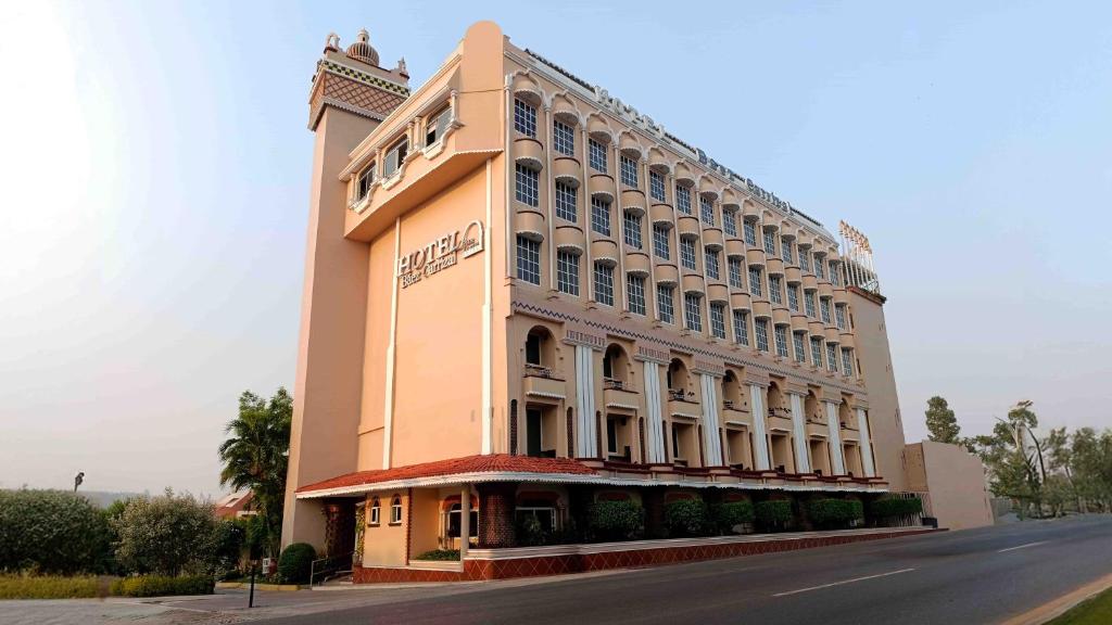 ein großes Gebäude auf der Straßenseite in der Unterkunft Hotel Báez Carrizal in Villahermosa