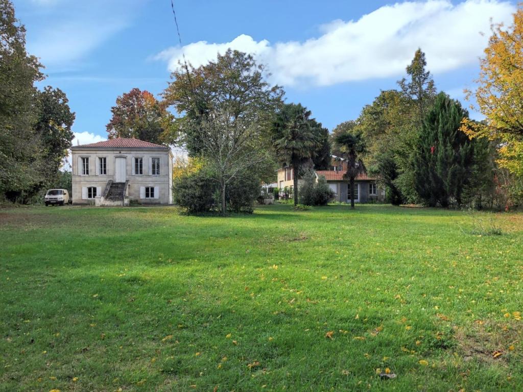 Κήπος έξω από το Appartement confortable au cœur du Pian-Médoc avec jardin