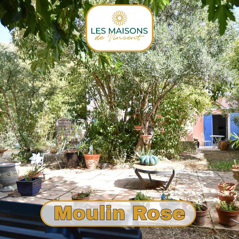 un panneau indiquant la roseraie de montagne montagnards dans l'établissement Moulin Rose, Parking - Jardin, à Arles
