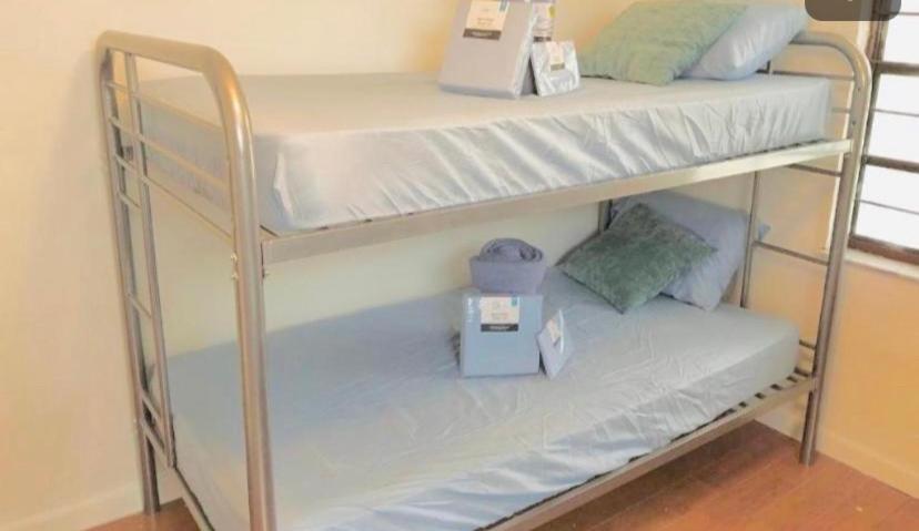 Postel nebo postele na pokoji v ubytování Home Sweet Home -Women Only Dorms - Men Only Dorms - Free Coffee - WiFi - Parking - 3 Miles to the Beach