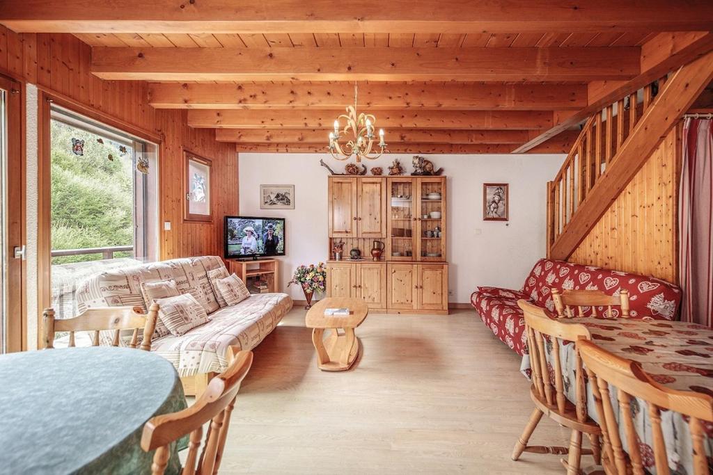 un salon avec un canapé et une table dans l'établissement Le Myosotis, à Morillon