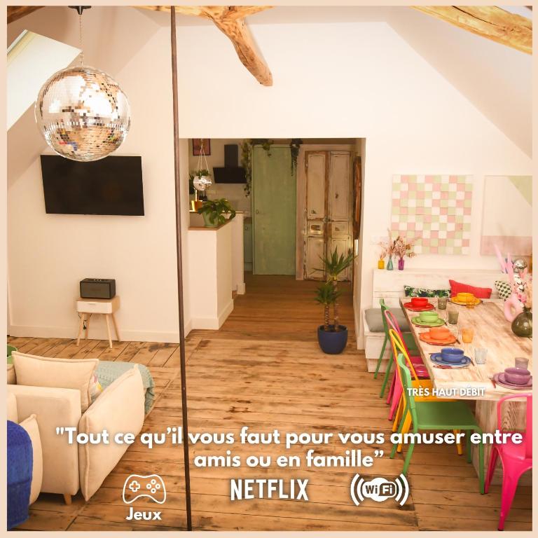 - un salon avec une table et un parasol dans l'établissement Magnifique Loft Festif, à Saint-Pourçain-sur-Sioule