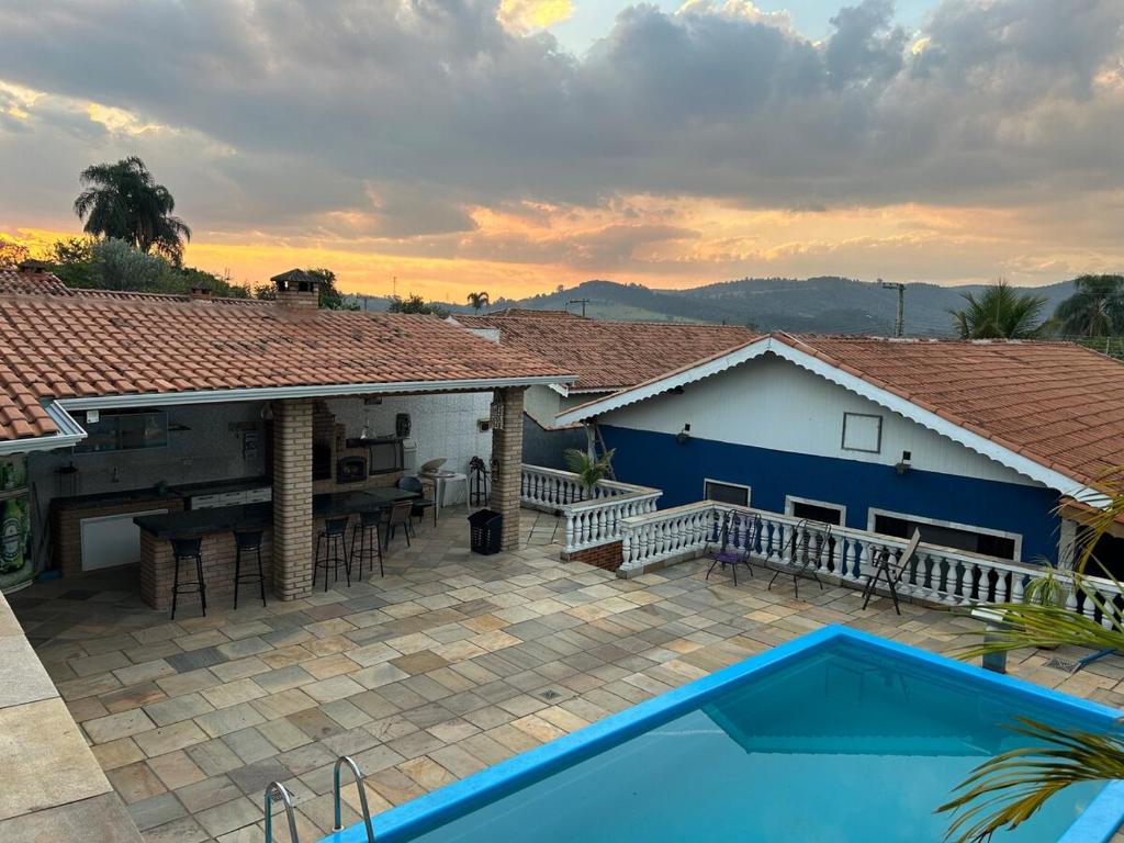 アチバイアにあるRecanto Aparecida lazer, piscina climatizadaのパティオとスイミングプール付きの家