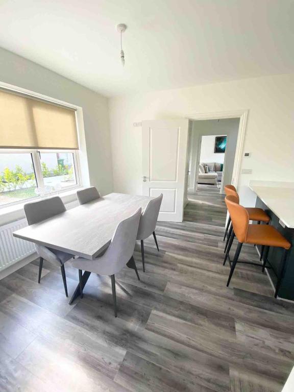 Foto dalla galleria di Luxury 3 bedroom home Newbridge - 25 minute Direct train to Dublin City a Newbridge