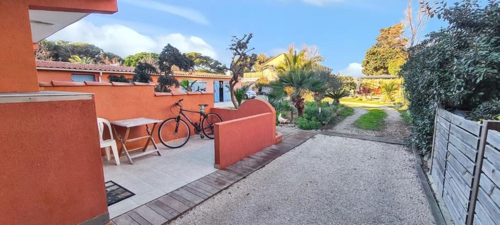 a house with a bike parked on a patio at Studio confortable à Hyères avec terrasse et jardin – 20 m² in Hyères