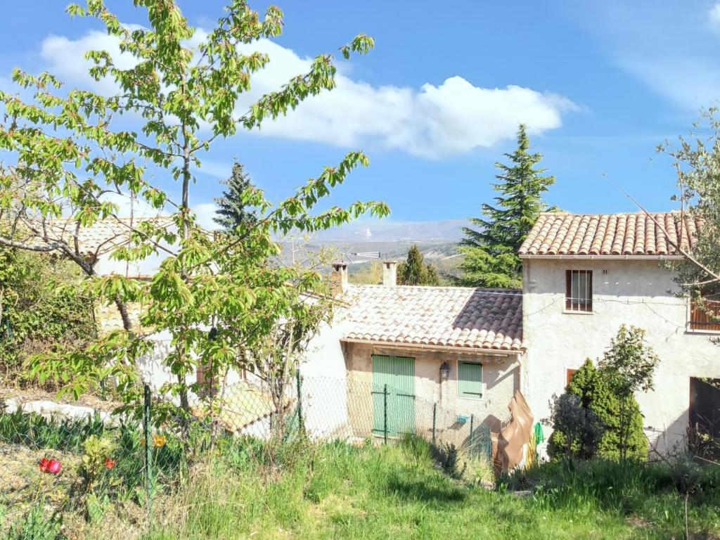 Vonkajšia záhrada v ubytovaní Maison de charme à Vachères avec jardin et vue montagne