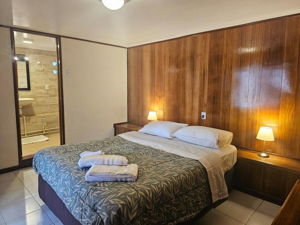 una camera da letto con un letto con due cuscini sopra di Alto Mar la Lisera ad Arica