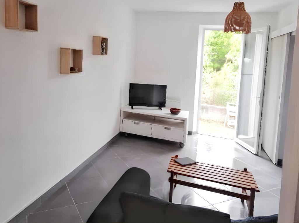 Μια τηλεόραση ή/και κέντρο ψυχαγωγίας στο Maison de charme à Vendres avec jardin clôturé