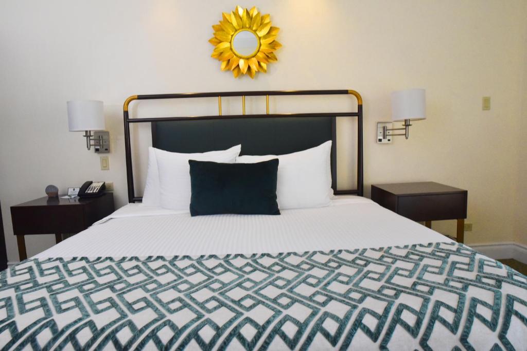 Postel nebo postele na pokoji v ubytování Courtleigh Hotel & Suites
