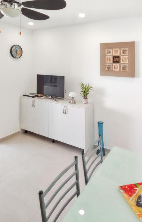 TV a/nebo společenská místnost v ubytování Comfortable Apartment in Arona, 50 m², Shared Pool