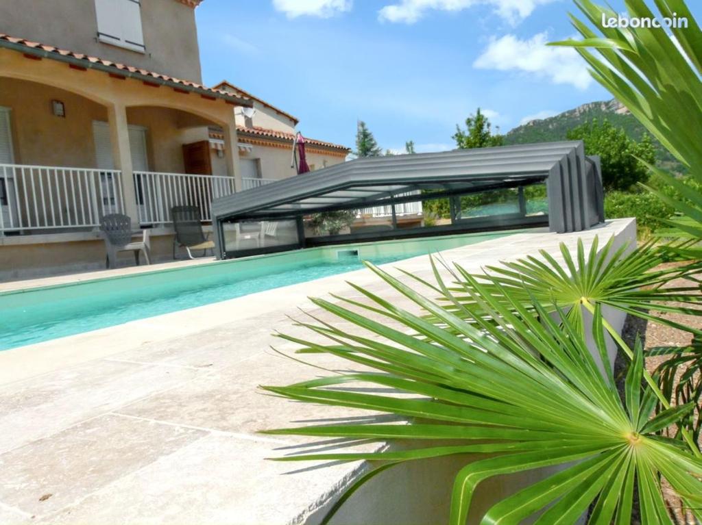 Bazén v ubytovaní Maison confortable avec vue montagne à Nant, piscine partagée alebo v jeho blízkosti
