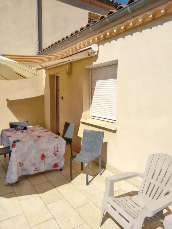 Posedenie v ubytovaní Maison confortable avec vue montagne à Nant, piscine partagée