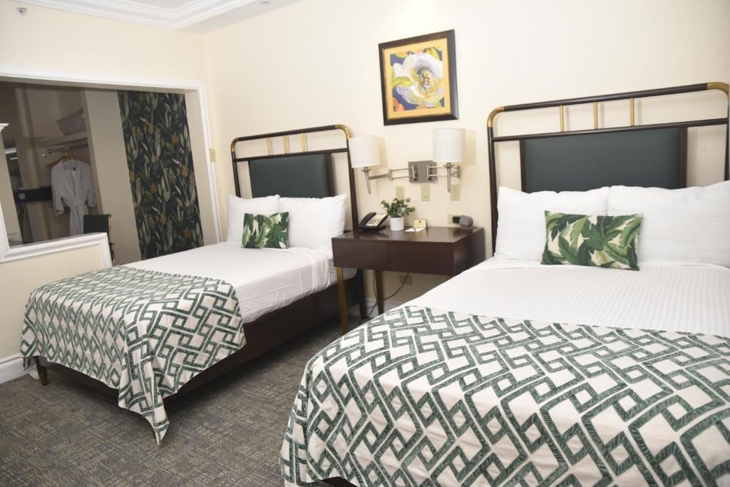 Postel nebo postele na pokoji v ubytování Courtleigh Hotel & Suites