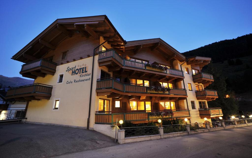 Vista generica sulle montagne o vista sulle montagne dall'interno dell'hotel