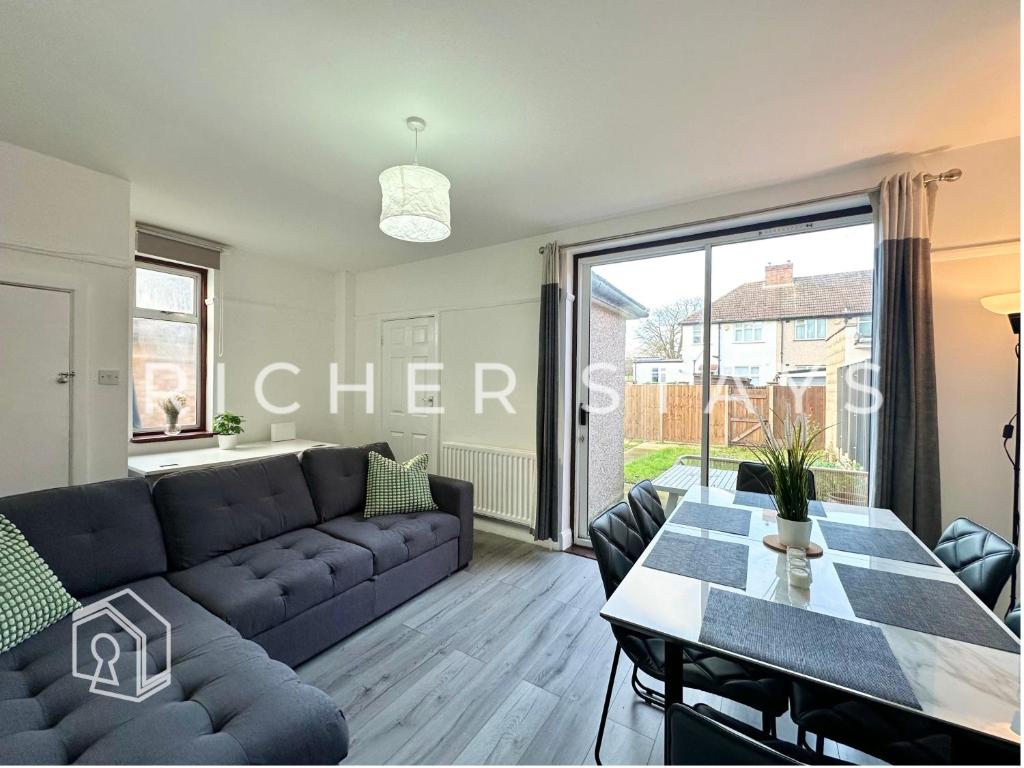 Χώρος καθιστικού στο Wembley Large 4-Bedroom House, Driveway and Garden