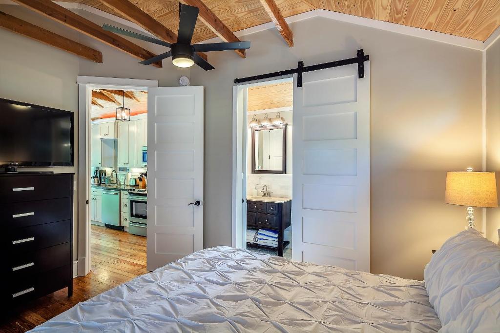 une chambre avec un lit et un ventilateur de plafond dans l'établissement Renovated Romantic Guesthouse Historic Downtown Easy Half Mile Stroll - Beach only 3 Miles!, à Saint Augustine