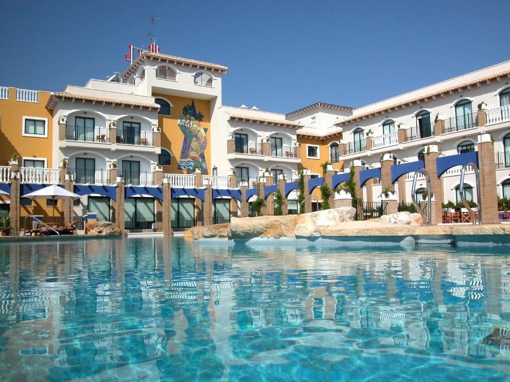 Bazén v ubytování Hotel La Laguna Spa & Golf nebo v jeho okolí