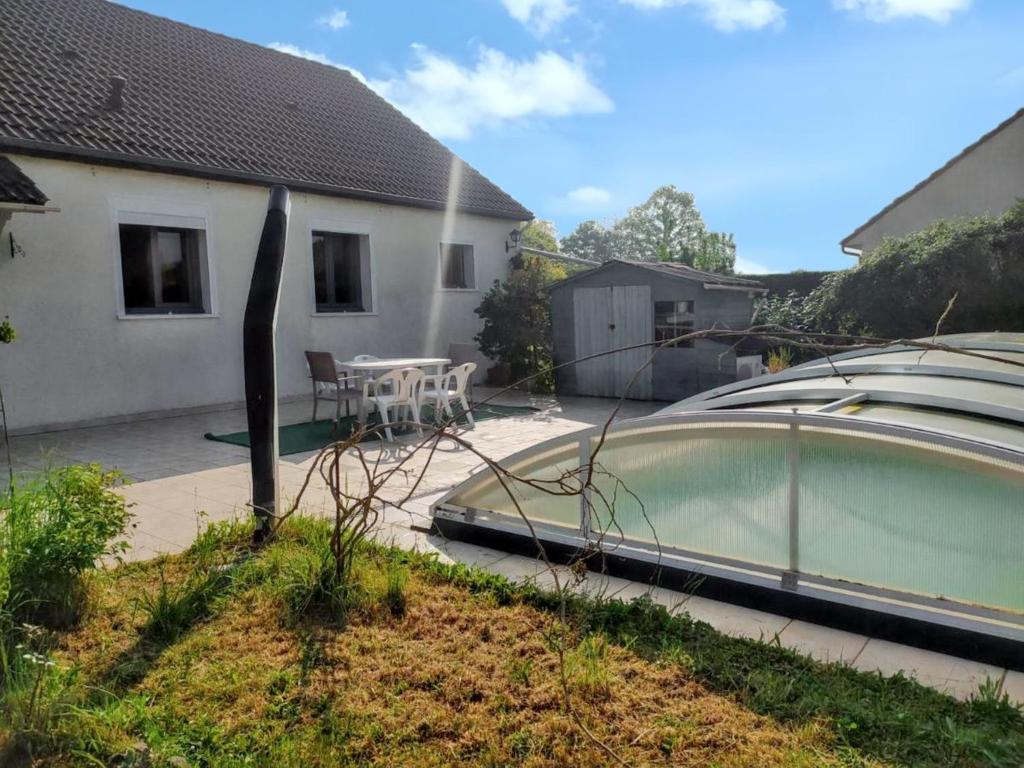 Vonkajšia záhrada v ubytovaní Villa spacieuse à Briare avec piscine privée et activités