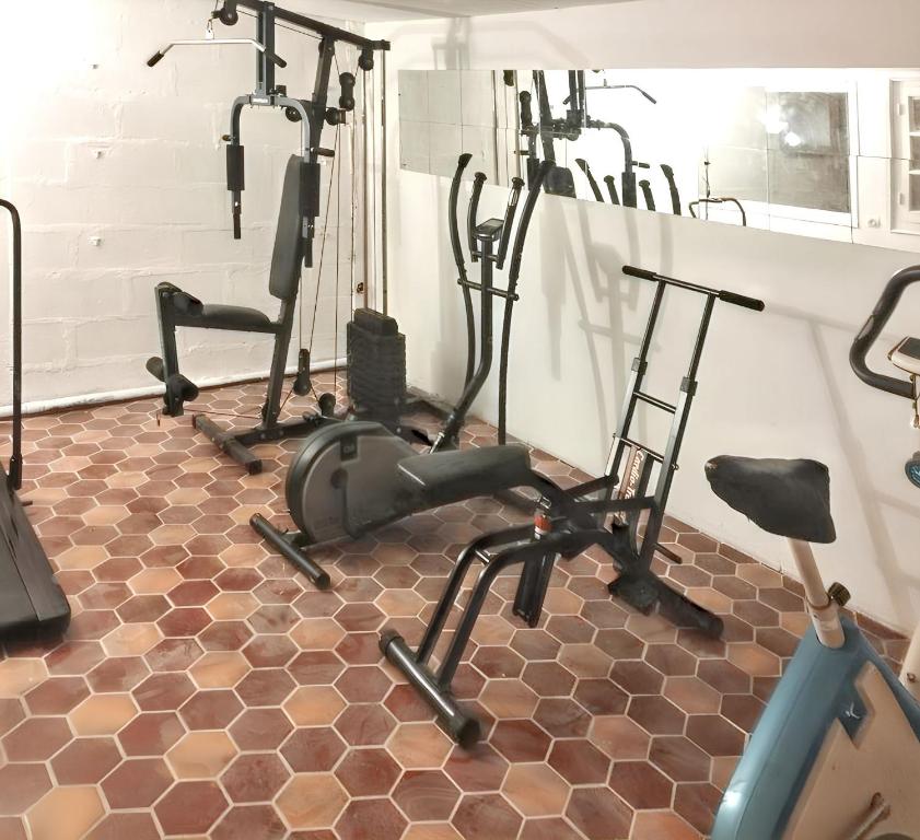 Posilňovňa alebo fitness centrum v ubytovaní Villa spacieuse à Briare avec piscine privée et activités