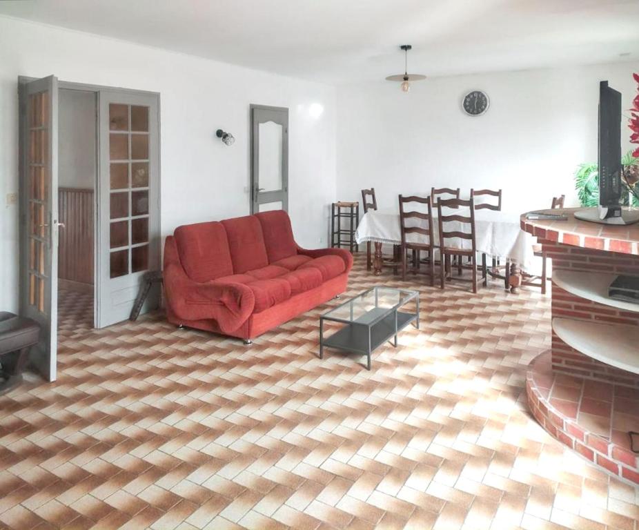 Posedenie v ubytovaní Villa spacieuse à Briare avec piscine privée et activités