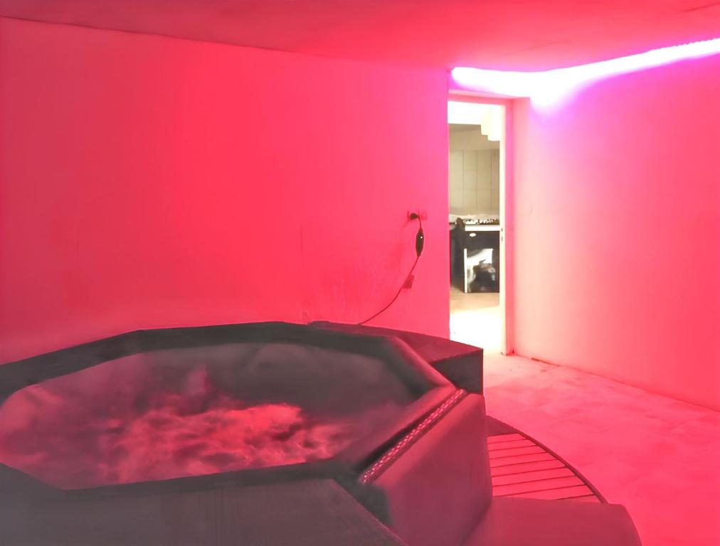 Posedenie v ubytovaní Villa spacieuse à Briare avec piscine privée et activités
