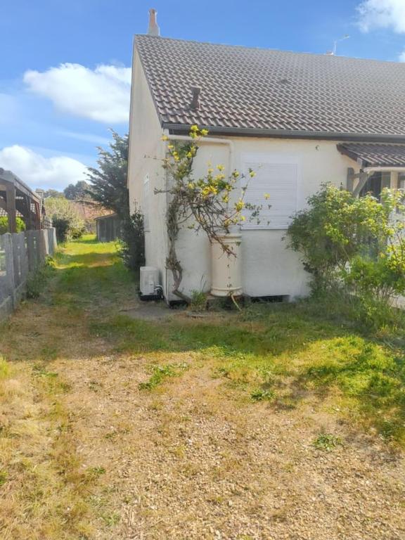 Vonkajšia záhrada v ubytovaní Villa spacieuse à Briare avec piscine privée et activités