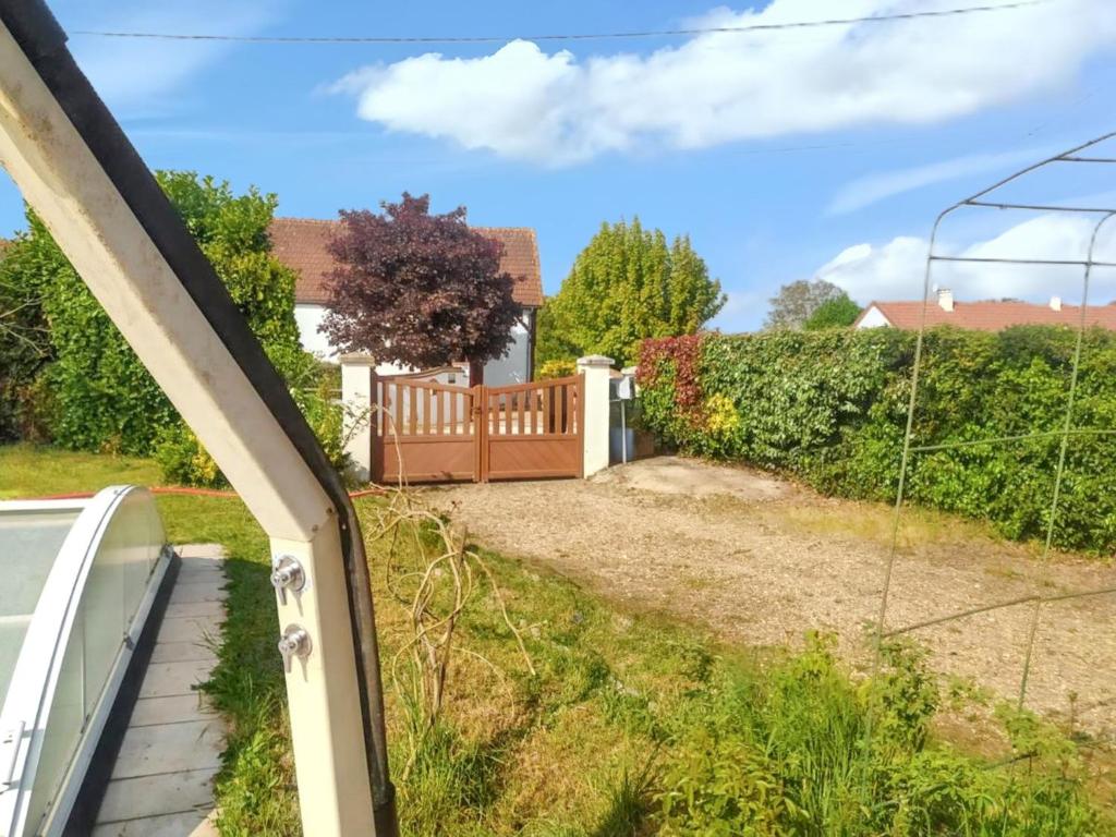 Vonkajšia záhrada v ubytovaní Villa spacieuse à Briare avec piscine privée et activités