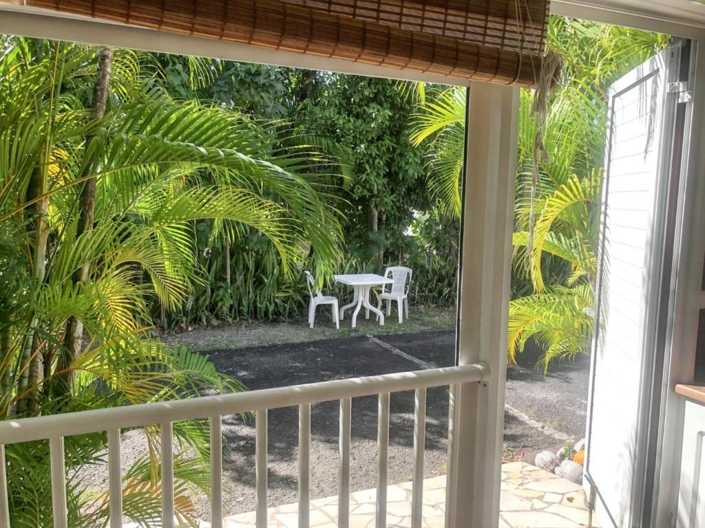 a view of a patio with a table and chairs at Appartement charmeur à Sainte-Anne, 40 m², jardin in Sainte-Anne