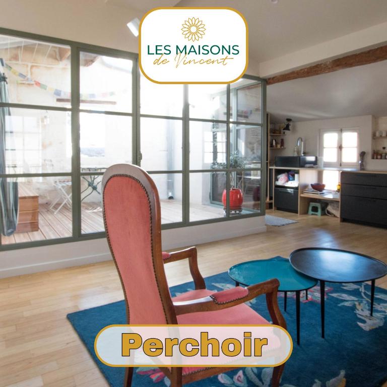 un salon avec deux chaises et une table dans l'établissement Perchoir - Terrasse, à Arles