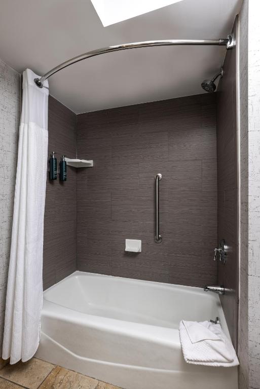 DoubleTree Suites by Hilton Austin Downtown Capitol photo