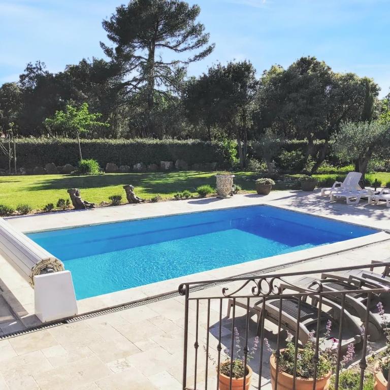une piscine dans une cour avec un patio dans l'établissement Villa élégante à Régusse avec piscine privée, à Régusse