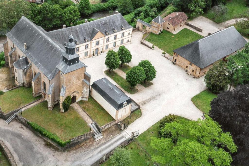 - une vue aérienne sur un vieux bâtiment avec une église dans l'établissement Appartement spacieux à Cons-la-Grandville – 50 m² – TerrasseB, à Cons-la-Grandville