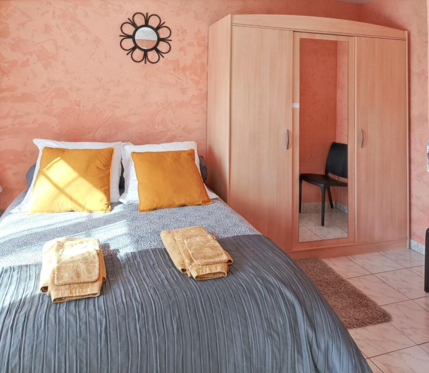 Posteľ alebo postele v izbe v ubytovaní Maison charmante à La Chapelle-Saint-Martin-en-Plaine avec jardin