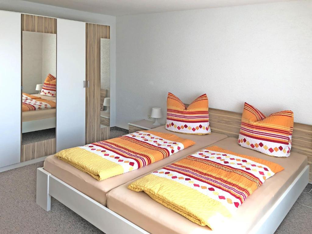 Postel nebo postele na pokoji v ubytování Apartment in Wichsenstein near Gößweinstein Castle