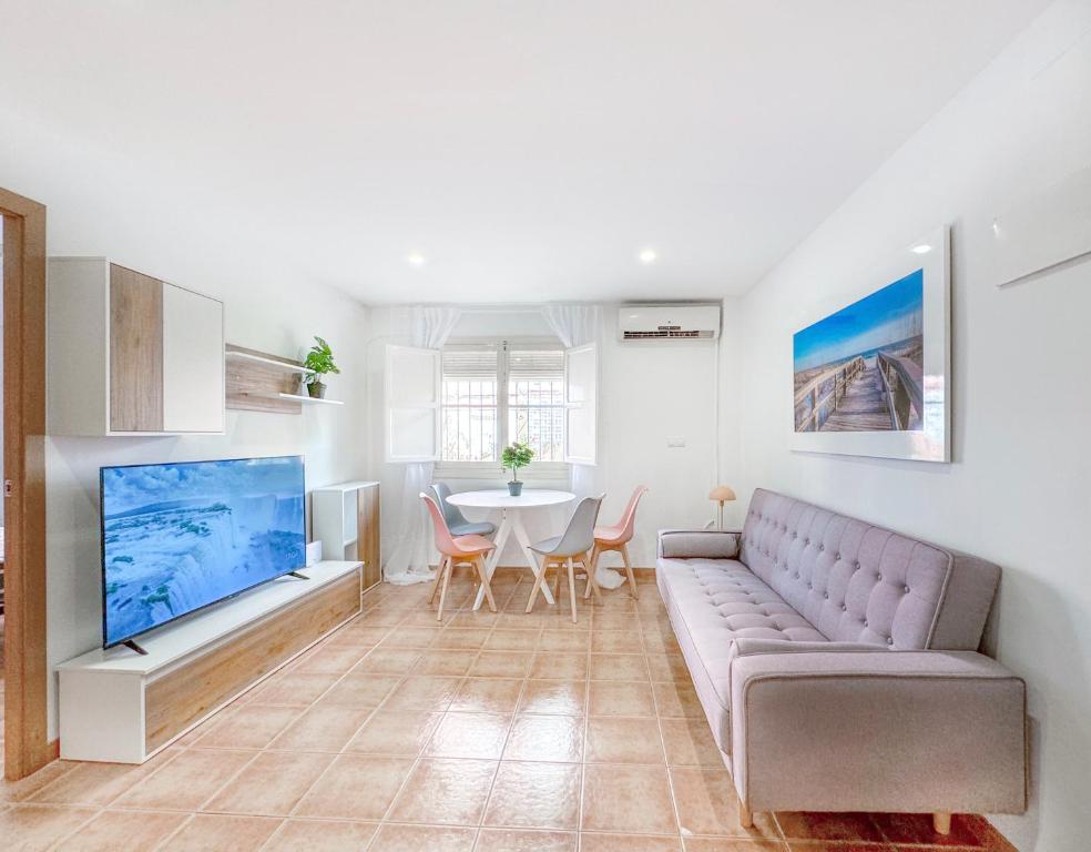 a living room with a couch and a table at Vivienda céntrica cerca de todo in Alicante