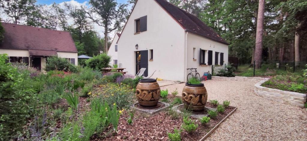 Κήπος έξω από το Maison de charme à Arbonne-la-Forêt avec terrasse-jardin verdoyant