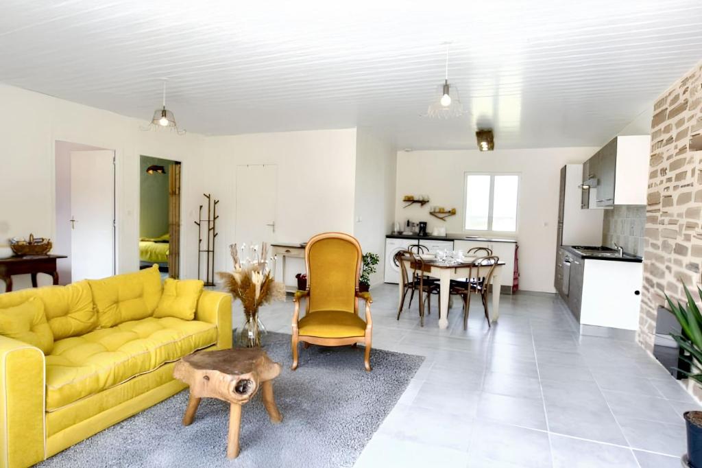 Χώρος καθιστικού στο Maison chaleureuse à Fossemagne avec jardin et terrasse