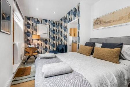 Ένα ή περισσότερα κρεβάτια σε δωμάτιο στο Brighton courtyard boutique
