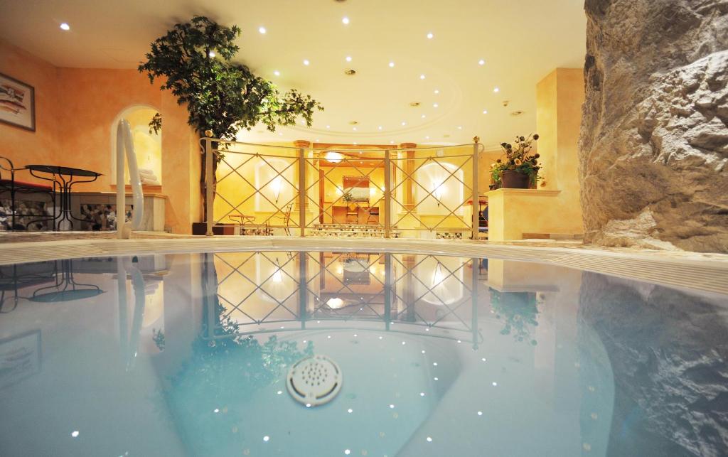 una grande piscina coperta in un edificio di Sporthotel Kirchler a Tux