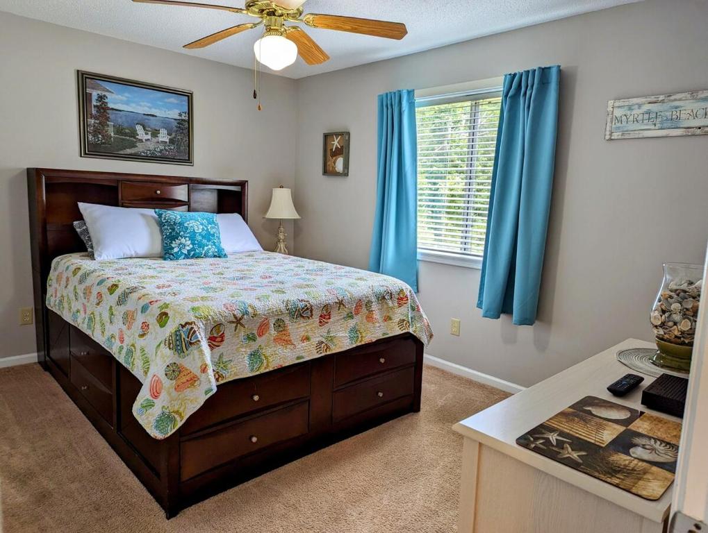 Ένα ή περισσότερα κρεβάτια σε δωμάτιο στο Centrally Located-Well Equipped Kitchen-Forest Views-Pools