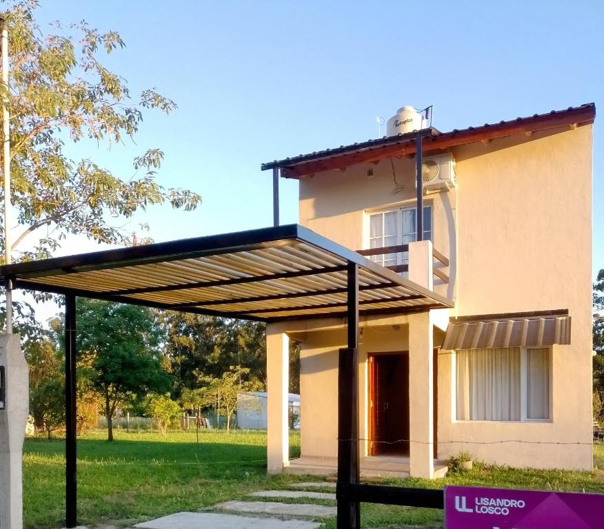 ein Haus mit Markise davor in der Unterkunft Santa María alojamiento in Federación