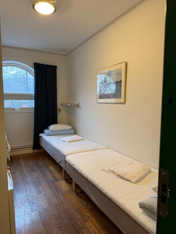 Postel nebo postele na pokoji v ubytování Torget Vandrarhem