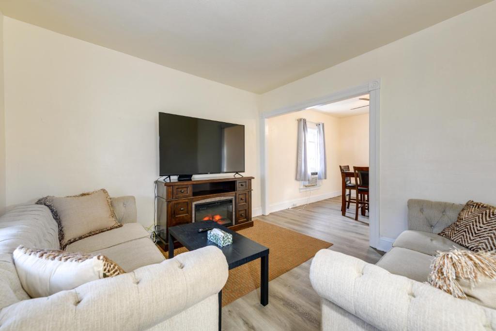 Μια τηλεόραση ή/και κέντρο ψυχαγωγίας στο Apartment 2 Mi to Niagara Falls State Park!