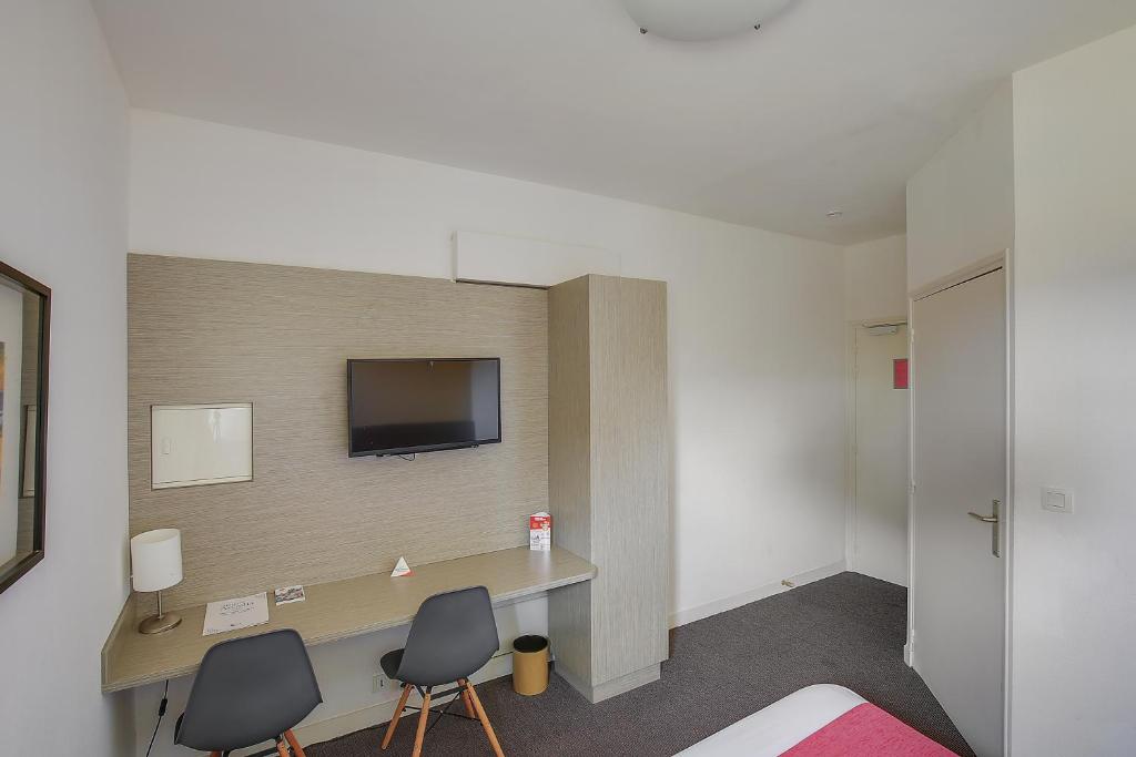 TV a/nebo společenská místnost v ubytování Hôtel Arcadia
