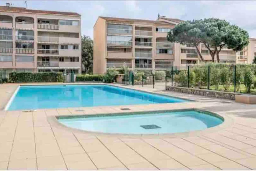 une piscine vide en face d'un bâtiment dans l'établissement Sainte Maxime, appt tout confort, à Sainte-Maxime