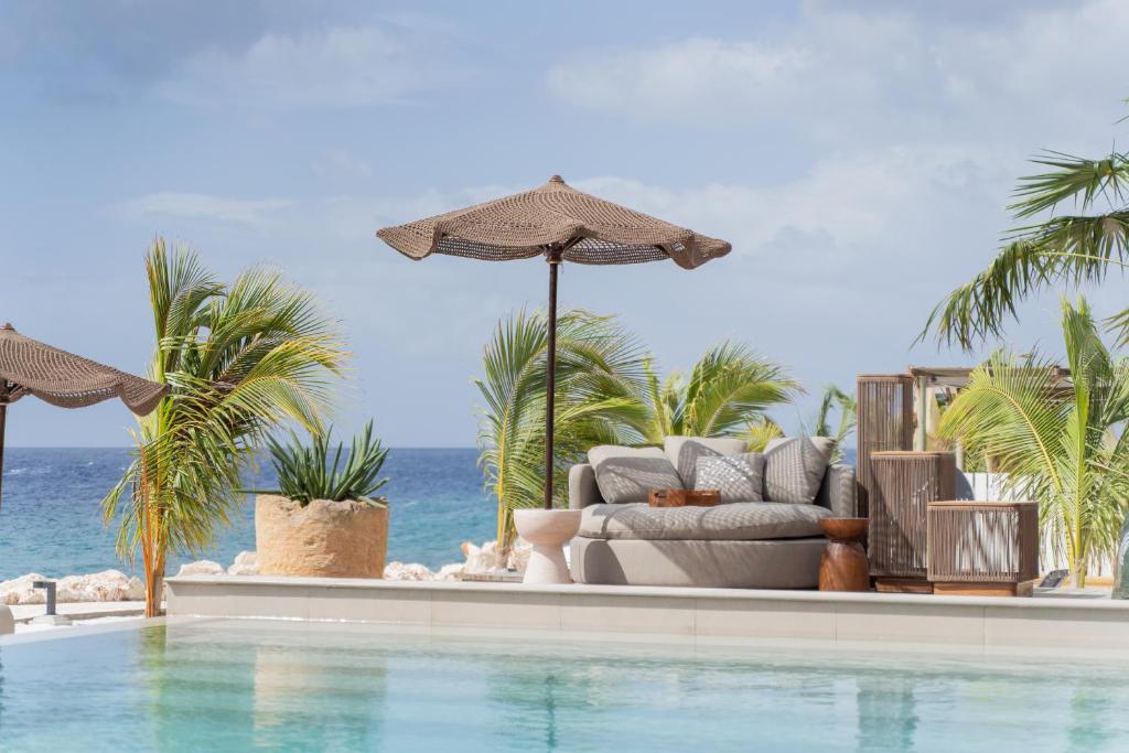 Bazén v ubytování Art Hotel Curacao - Adults Only nebo v jeho okolí
