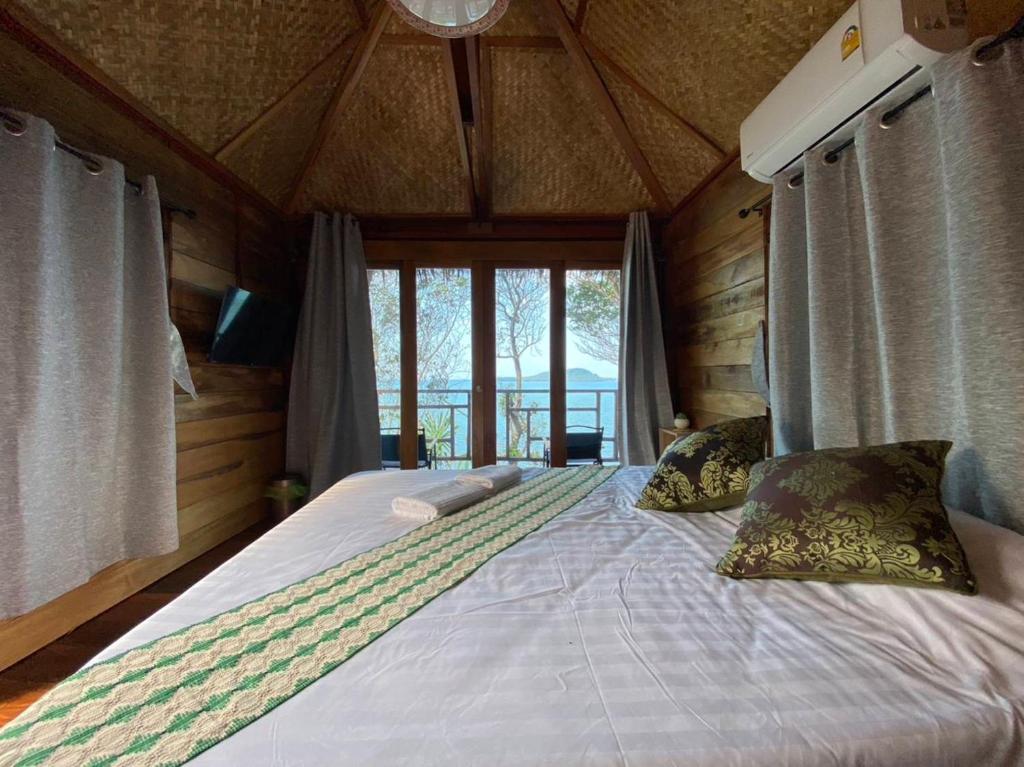Postel nebo postele na pokoji v ubytování ลานแลเล รีสอร์ท ชุมพร Larn-Lae-Lay Resort Chumphon