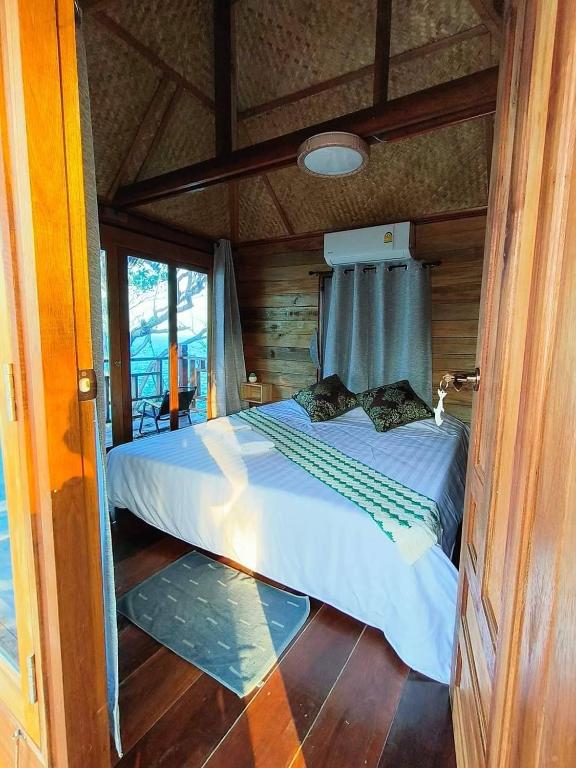 Postel nebo postele na pokoji v ubytování ลานแลเล รีสอร์ท ชุมพร Larn-Lae-Lay Resort Chumphon