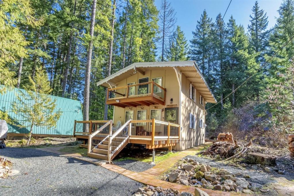 a house in the woods with a balcony at Glacier Peak Getaway | Wifi, Fireplace, Lower Timb in Packwood