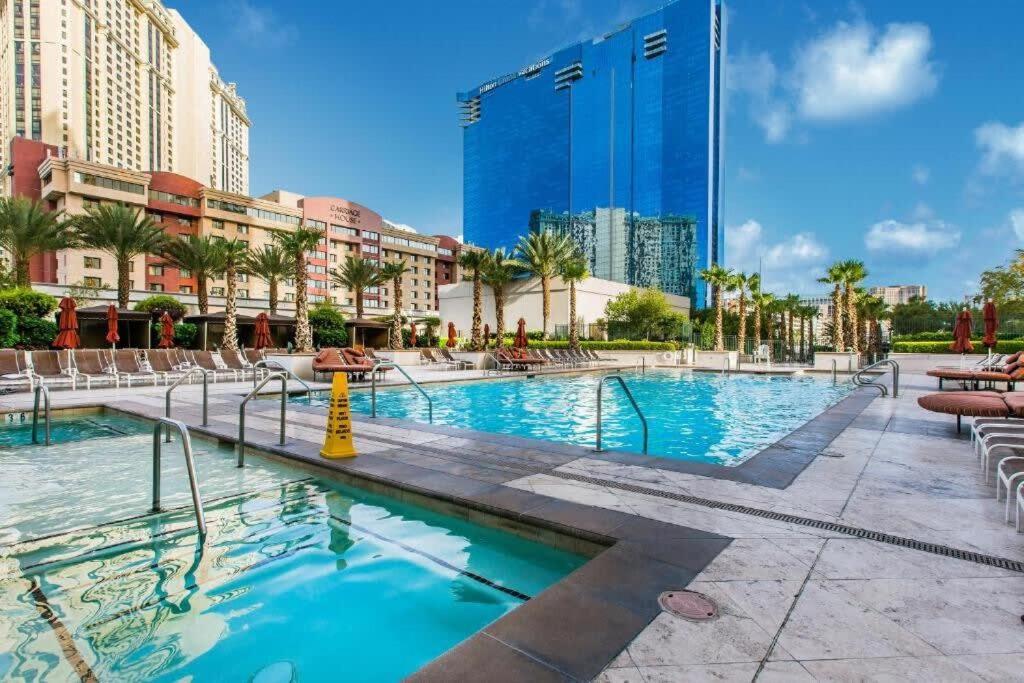 una piscina en una ciudad con edificios en MGM Studio Condo by Zelloo 03611, en Las Vegas